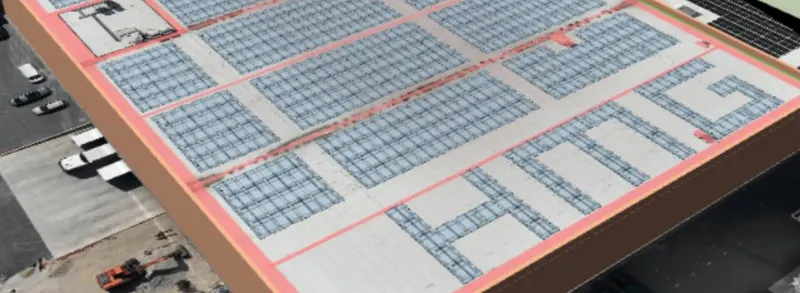 Vue aérienne du toit du bâtiment HMG, où les panneaux solaires forment les lettres HMG
