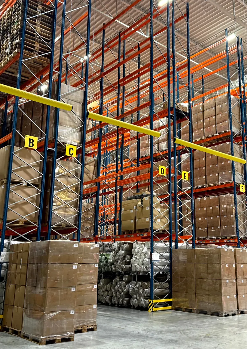 Hochregale im Lager von HMG, voller Paletten mit Kartons